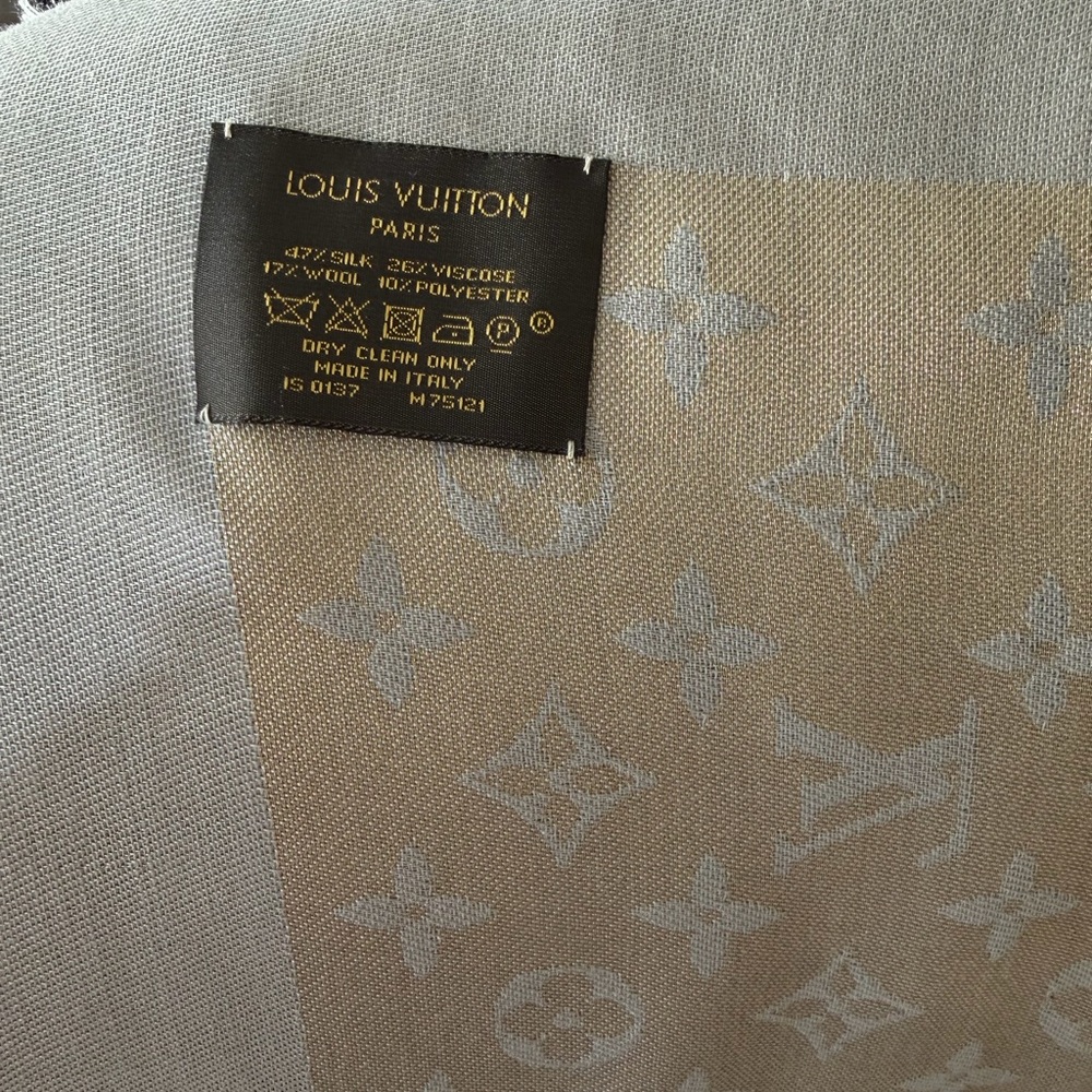 Louis Vuitton Champagne and subtle silver Monogram Shawl - Picture 6 of 9